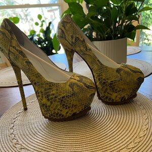 REAL ITALIAN LEATHER—1969 Vero Cuoio Yellow Snake Print Platform Heels
